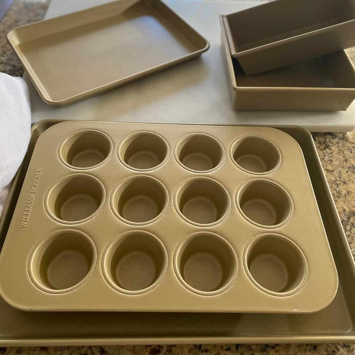Gold bakeware pan set
