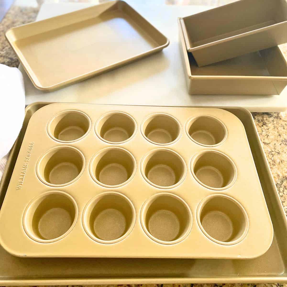 Gold bakeware pan set