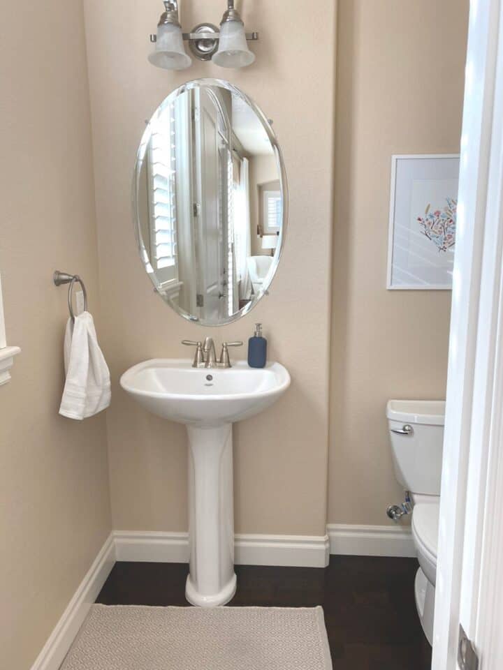 powder bath with mirror