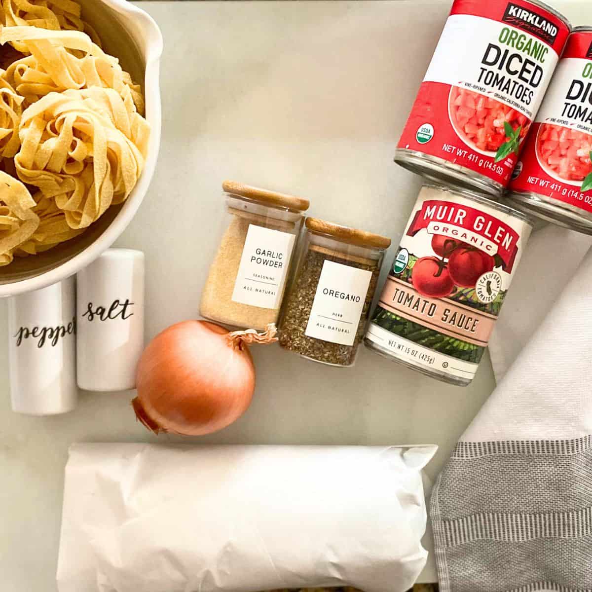 Ingredients for fettuccine with tomato sauce